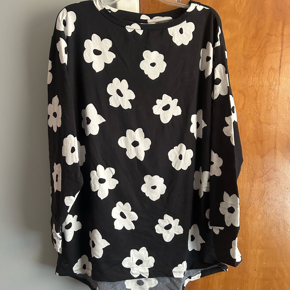 2/$12 bundle- Floral Black and White Women's Top